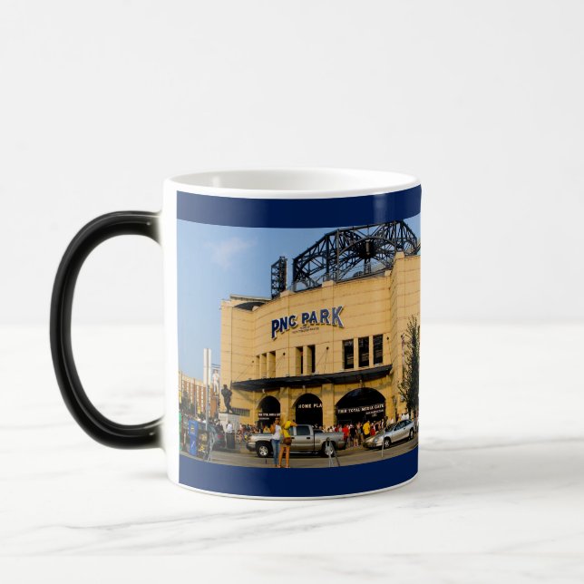 Tasse des Kaffees zeigt Foto von Pittsburgh bei he (Links)