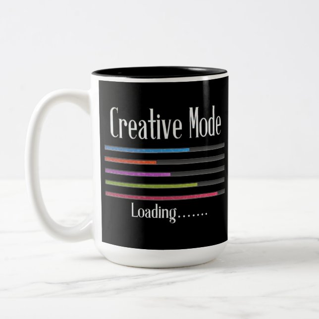 Tasse des künstlerischen Kaffees im Kreativmodus (Links)