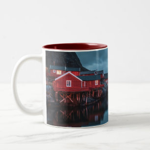 Tasse des landschaftlichen norwegischen Fischerdor