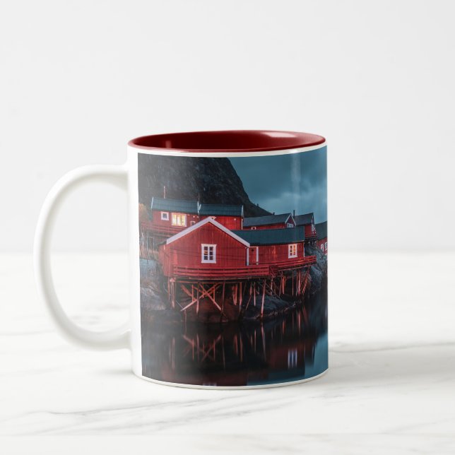 Tasse des landschaftlichen norwegischen Fischerdor (Links)