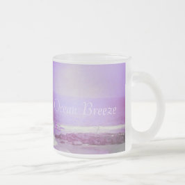 Tasse des lila Ozeans und des Luftraums