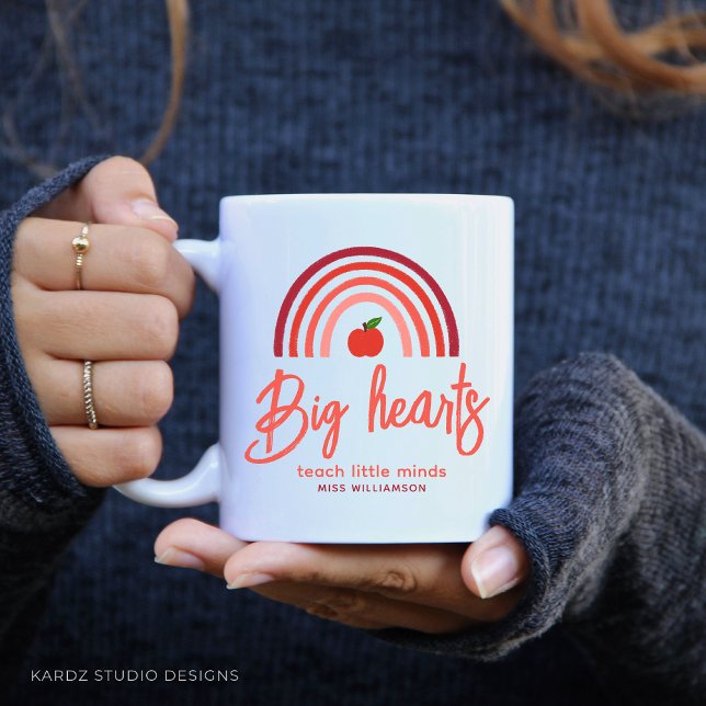 Tasse des personalisierten Lehrerbewertungsangebot (Personalize this cute modern teacher mug as a gift for teacher appreciation. Fun rainbow and apple.)