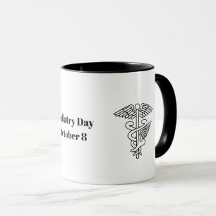 Tasse des Podiatrie-Tages mit medizinischen Symbol