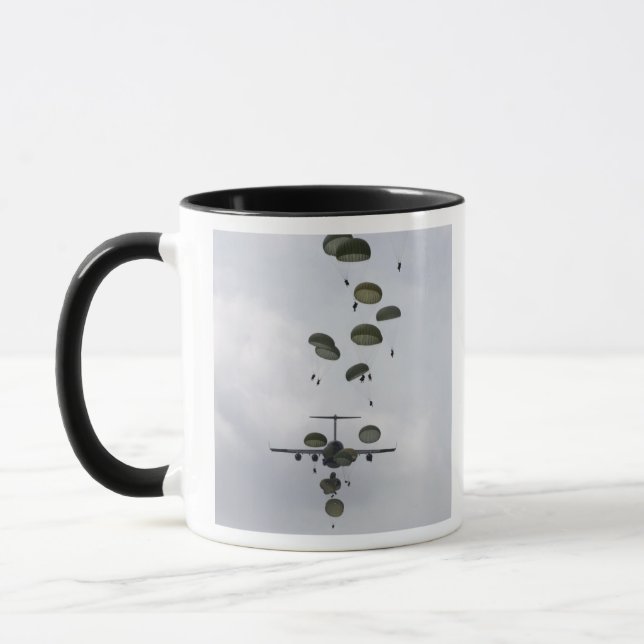 Tasse Des soldats de l'armée sautent d'un C-17 Globemast (Gauche)