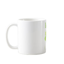 Tasse des Weißkaffees mit grünem irischen Kleeblat