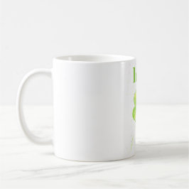 Tasse des Weißkaffees mit grünem irischen Kleeblat