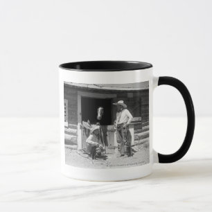 Tasse Deux cowboys se tenant à côté d'une grange avec