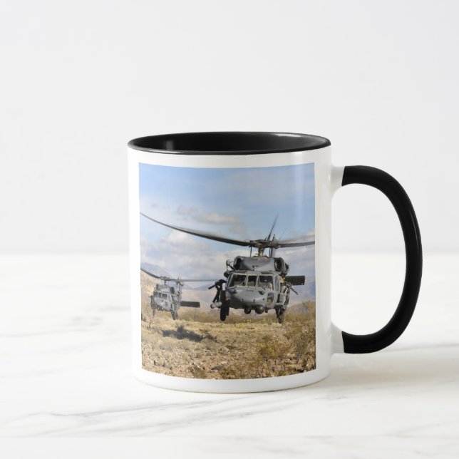 Tasse Deux hélicoptères HH-60 Pavehawk se préparent à at (Droite)
