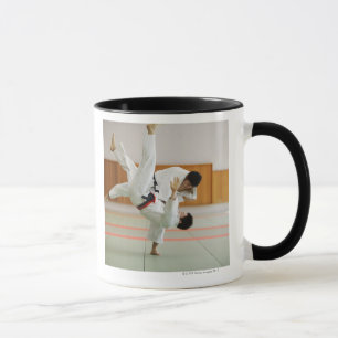 Tasse Deux hommes concurrençant dans un match 3 de judo