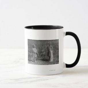 Tasse Deux jeunes filles sélectionnant la photographie