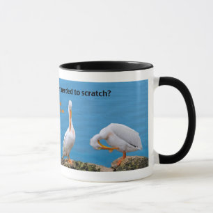 Tasse Deux pélicans avec un démangeaison