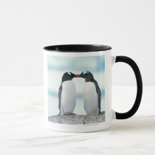 Tasse Deux pingouins touchant des becs