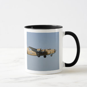 Tasse Diamond Lil B-24 Bombardier, atterrissant à Oshkos