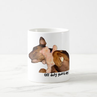 Tasse-Dobermann Hund, der mit Teddybären schläft Kaffeetasse