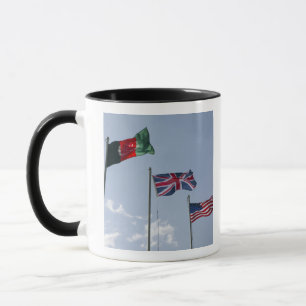 Tasse Drapeau du Royaume-Uni entre les drapeaux afghans 