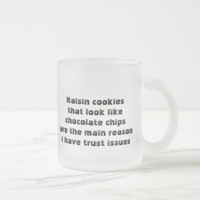 Tasse drôle au sujet des biscuits trompeurs (Droit)