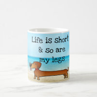 Tasse drôle de chiot de hot dog de teckel de plage