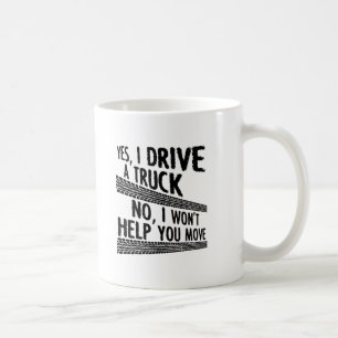 Tasse drôle de conduite d'un camion