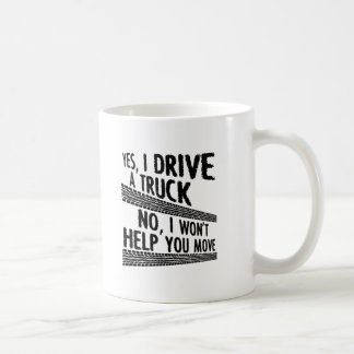 Tasse drôle de conduite d'un camion