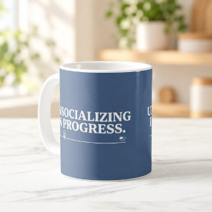Tasse drôle de retrait social en cours pour introv