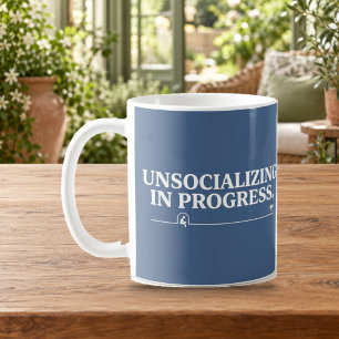 Tasse drôle de retrait social en cours pour introv