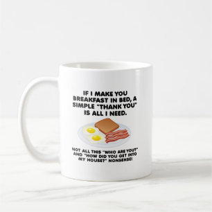 Tasse drôle petit-déjeuner au lit