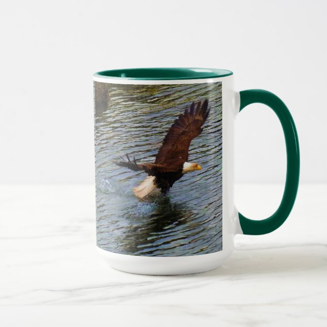 Tasse Eagle chauve mûr chassant l'art de faune (Droite)