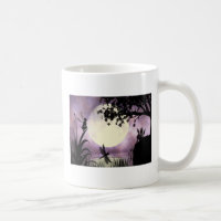 Tasse éclairée par la lune féerique d'étang