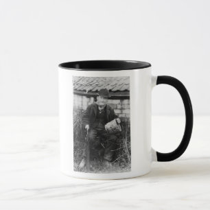 Tasse Edouard Bingham tenant un de son château
