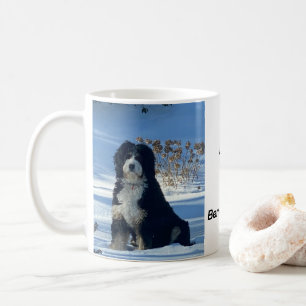 Tasse élégant chien Bernedoodle colline enneigée c