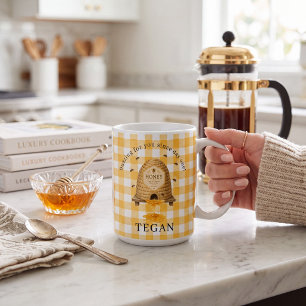 Tasse en nid d'abeilles miel qui bourdonne pour vo