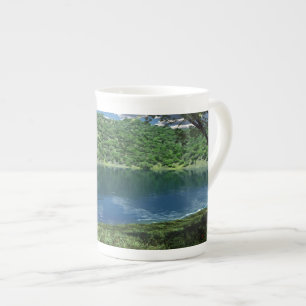 Tasse En Porcelaine À côté de Deep Waters Spécialty Mug