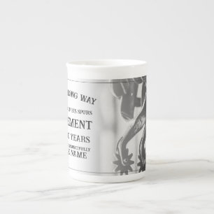 Tasse En Porcelaine Annonce de retraite avec de vieilles éperons