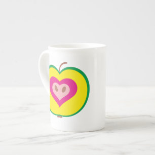 Tasse En Porcelaine Apple avec le coeur d'amour attaquent