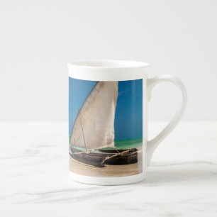 Tasse En Porcelaine Bateau de pêche traditionnel sur la plage
