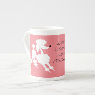Tasse En Porcelaine Caniche blanc sur l'arrière - plan saumoné