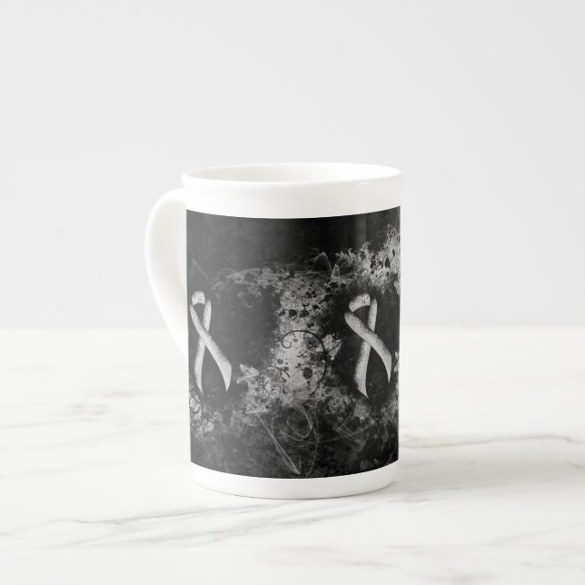 Tasse En Porcelaine Coeur du ruban de sensibilisation à l'argent (Devant gauche)