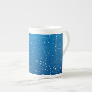 Tasse En Porcelaine Eau Bleue Profonde Et Petites Bulles