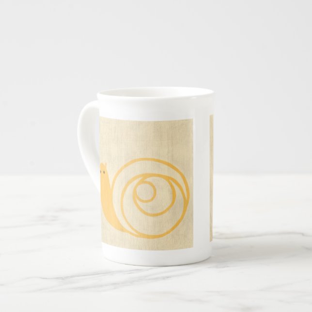 Tasse En Porcelaine Escargot jaune sur Arrière - plan crème (Devant gauche)