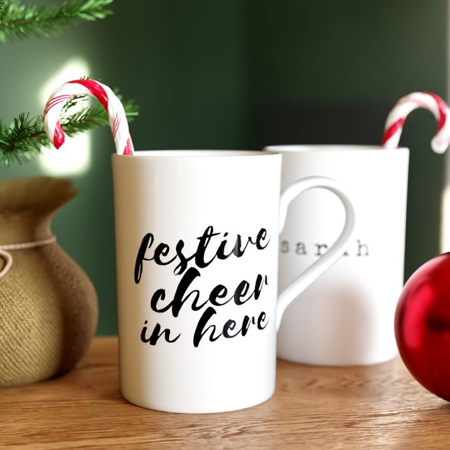 Tasse En Porcelaine Festive de Noël à ici Bone China Mug (Festive Cheer in Here! Suitable for all your favorite winter drinks. Makes a lovely Christmas Gift!)