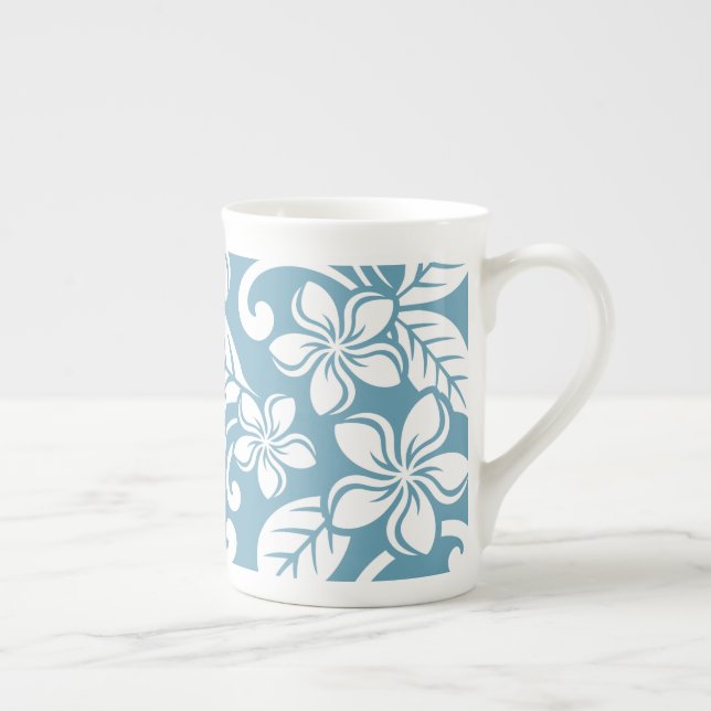 TASSE EN PORCELAINE ÎLE PLUMERIA (BLEU D'ÉCHELLE) BONE CHINE MUG (Droite)