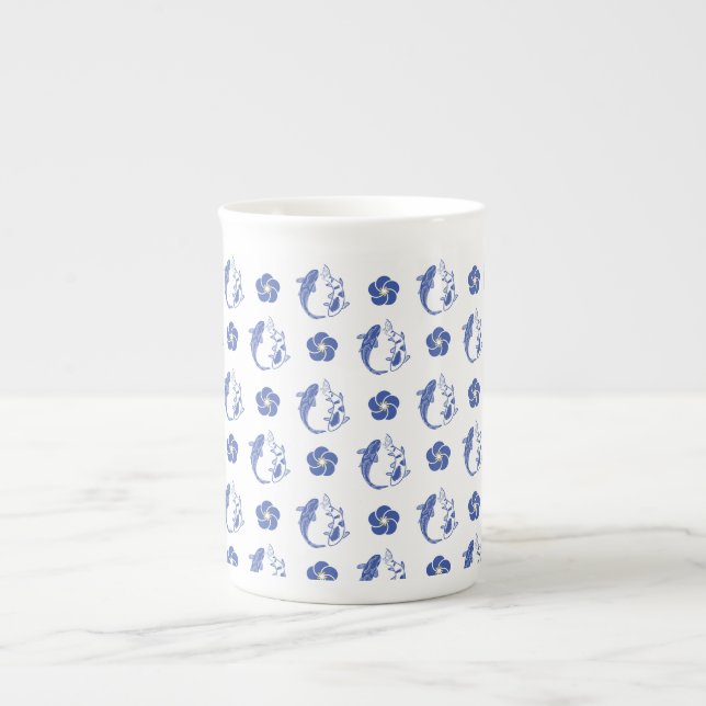 Tasse En Porcelaine "Koi Blossom Crest: Serene Blue Edition" (Devant)