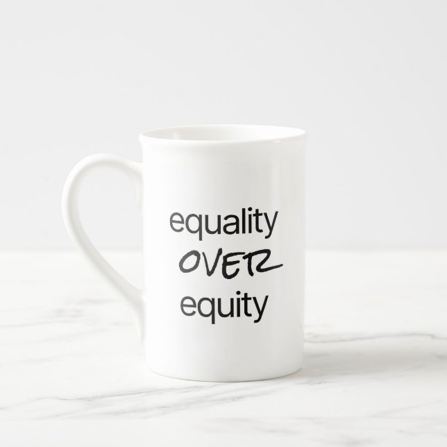 Tasse En Porcelaine L'égalité par rapport à l'équité (Gauche)