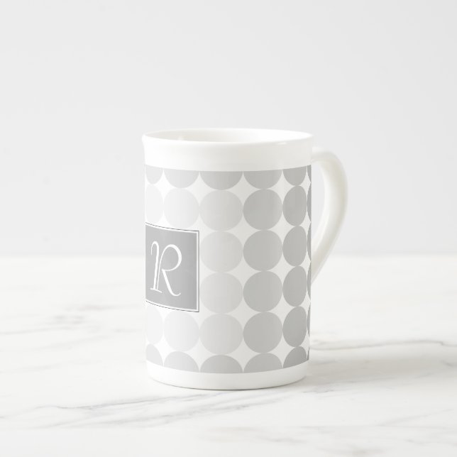 Tasse En Porcelaine Monogramme des cercles gris modernes (Devant droit)