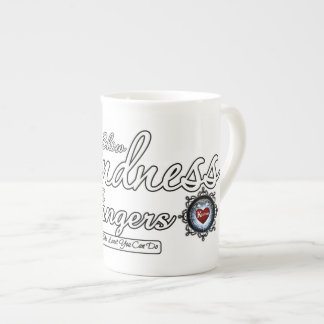 Tasse En Porcelaine Montrez De La Gentillesse Aux Étrangers
