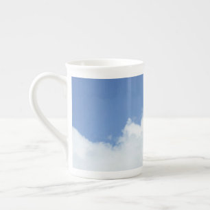 Tasse En Porcelaine Nuages fluides d'anniversaire dans le ciel bleu