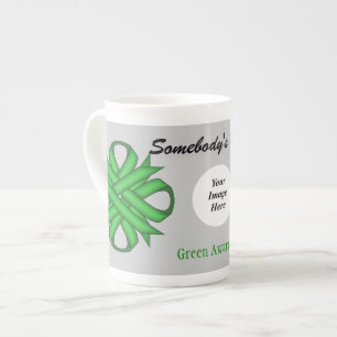 Tasse En Porcelaine Ruban de trèfle vert par Kenneth Yoncich