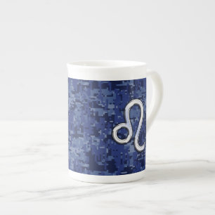 Tasse En Porcelaine Symbole Leo Zodiac sur la Camo numérique bleu mari