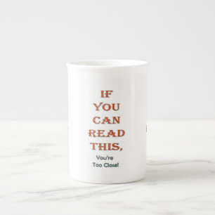 Tasse En Porcelaine Trop étroitement