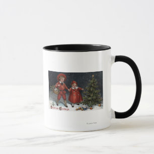 Tasse Enfants finis décorant l'arbre